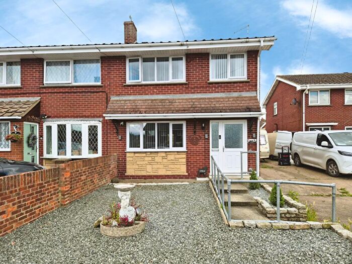 3 Bedroom Semi-Detached House For Sale In Briar Close, Immingham, DN40