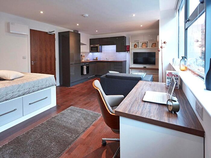 Apartment To Rent In Apt, South Parade #, LS1