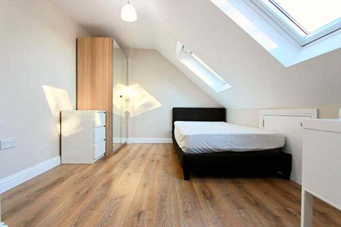 3 Bedroom Flat To Rent In Russell Lane, London, N20