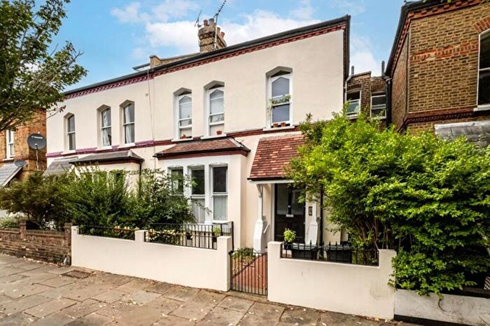 2 Bedroom Flat To Rent In Finsbury Park Road, London, N4