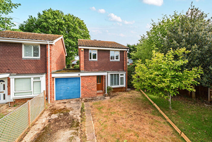 3 Bedroom Link Detached House For Sale In Rosewarne Close, Woking, Surrey, GU21