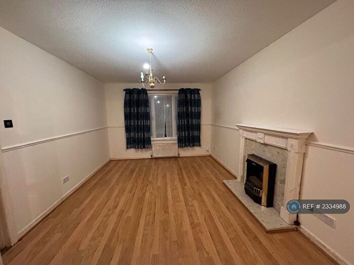 3 Bedroom Semi-Detached House To Rent In Glen Dewar Place, Glasgow, G53