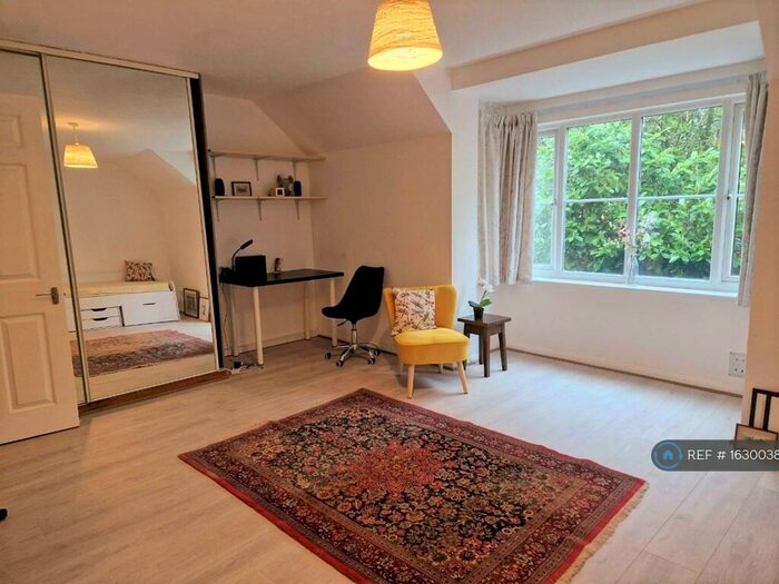 Studio To Rent In Snowdon Drive, London, NW9