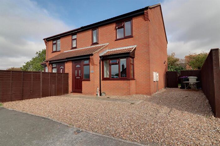 3 Bedroom Semi-Detached House For Sale In Shearwater Close, Louth, LN11