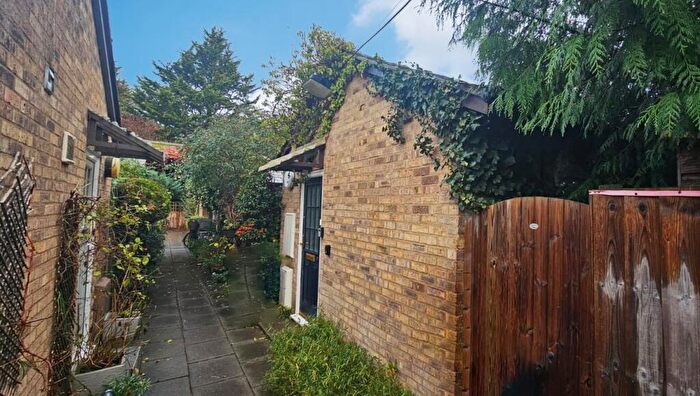 2 Bedroom Bungalow For Sale In Lammas Field, Cambridge, Cambridgeshire, CB3