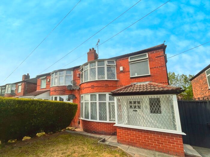 4 Bedroom Semi-Detached House To Rent In School Grove, Manchester, M20