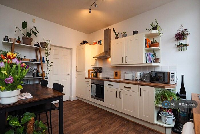 2 Bedroom Flat To Rent In Musters Road, Nottingham, NG2
