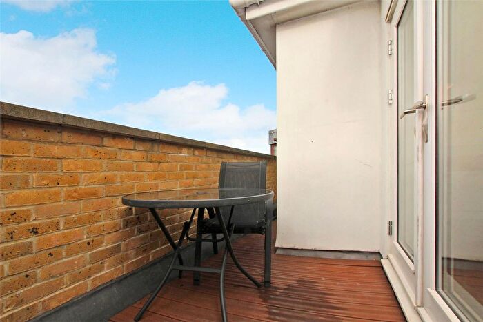 2 Bedroom Flat To Rent In Cosmo Apartments, Westport Street, Stepney Green, London, E1