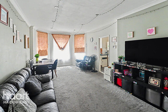 2 Bedroom Flat For Sale In Upton Court Road, Slough, SL3