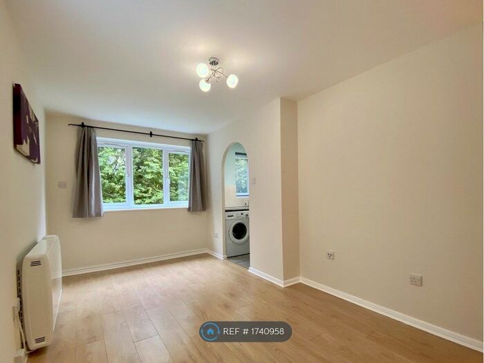 1 Bedroom Flat To Rent In Blackdown Close, London, N2