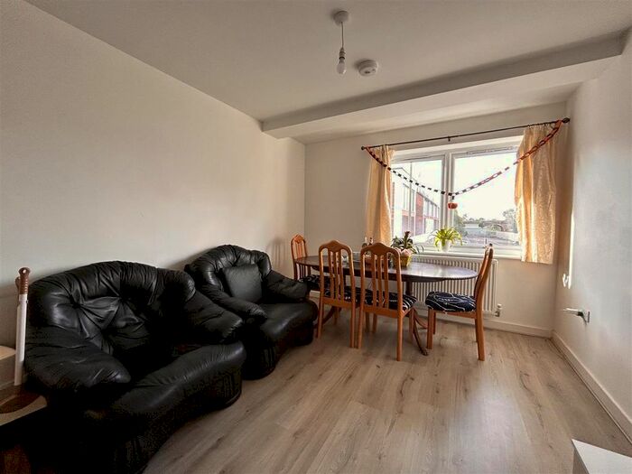 2 Bedroom Flat To Rent In Station Approach, Ashford, TW15