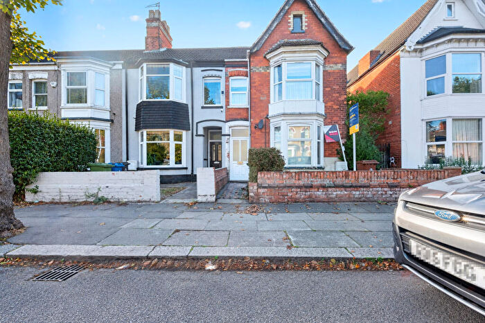 2 Bedroom Flat For Sale In Hainton Avenue, Grimsby, DN32