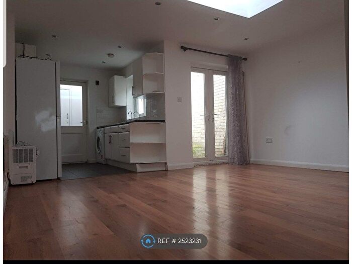 1 Bedroom Flat To Rent In High Street, Hampton Hill, Hampton, TW12