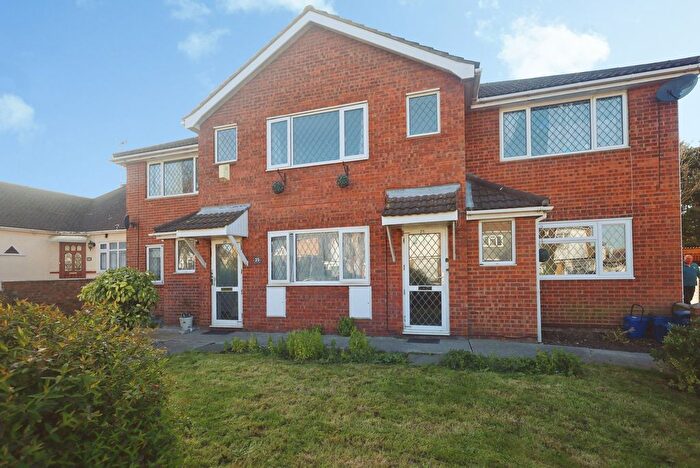 1 Bedroom Flat For Sale In Queen Annes Drive, Westcliff-On-Sea, SS0