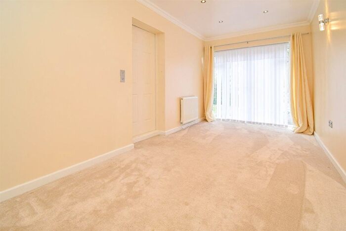 5 Bedroom Semi-Detached House To Rent In Temple Court, Wakefield, WF1