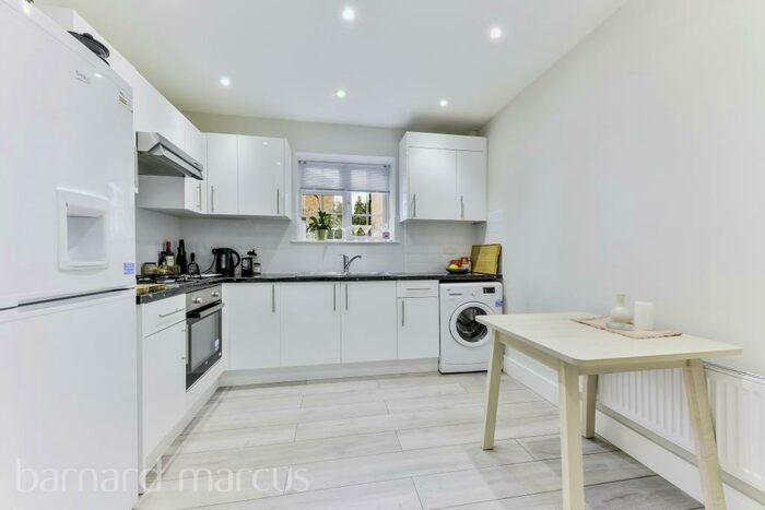 2 Bedroom Apartment To Rent In Hersham Road, Walton-On-Thames, KT12