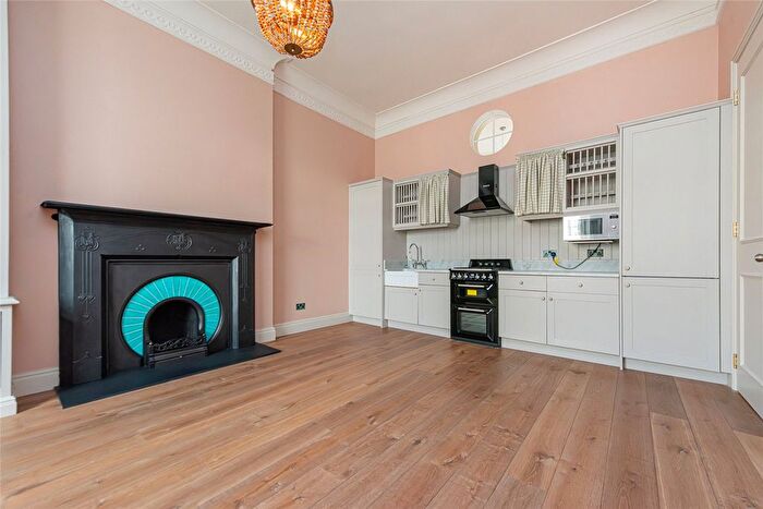 2 Bedroom Flat To Rent In Sussex Gardens, Lancaster Gate, London, W2