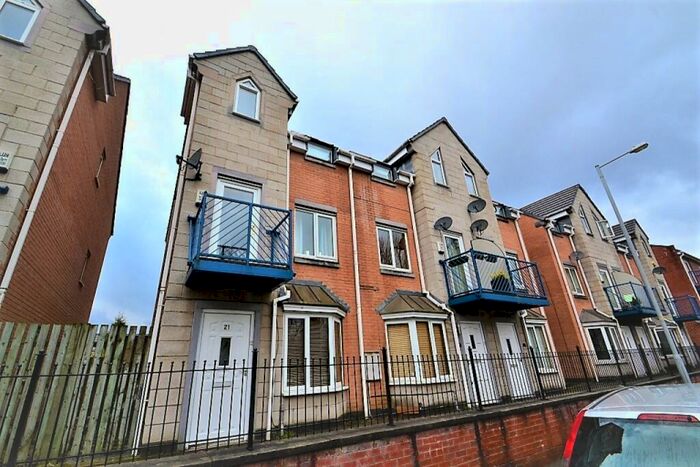 4 Bedroom Town House To Rent In Dearden Street, Hulme, Manchester., M15