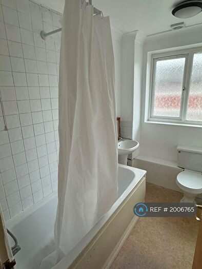 3 Bedroom Flat To Rent In Silkdale Close, Oxford, OX4
