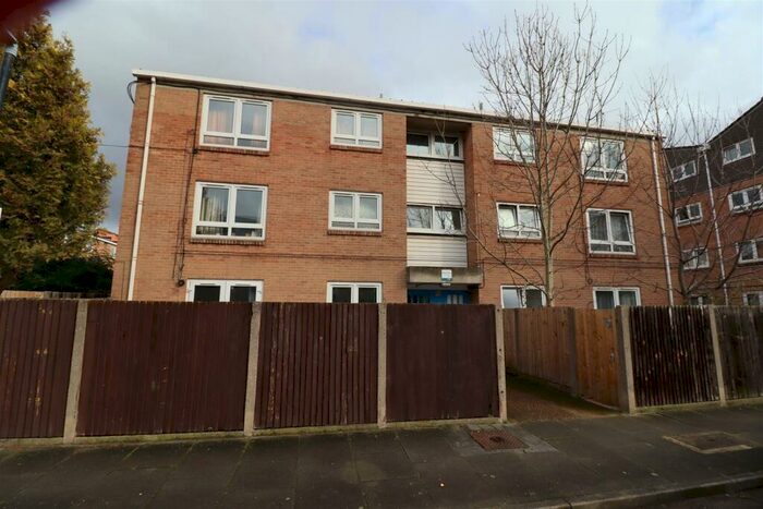 2 Bedroom Apartment To Rent In Salisbury Close, London, SE17