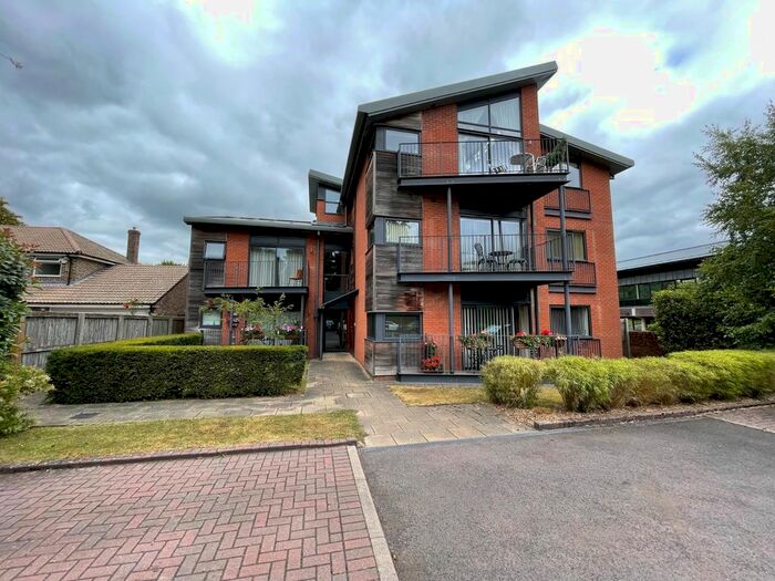 2 Bedroom Flat To Rent In Old Bath Road, Newbury, RG14