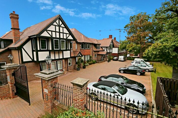 3 Bedroom Flat For Sale In Cockfosters Road, Hadley Wood, EN4