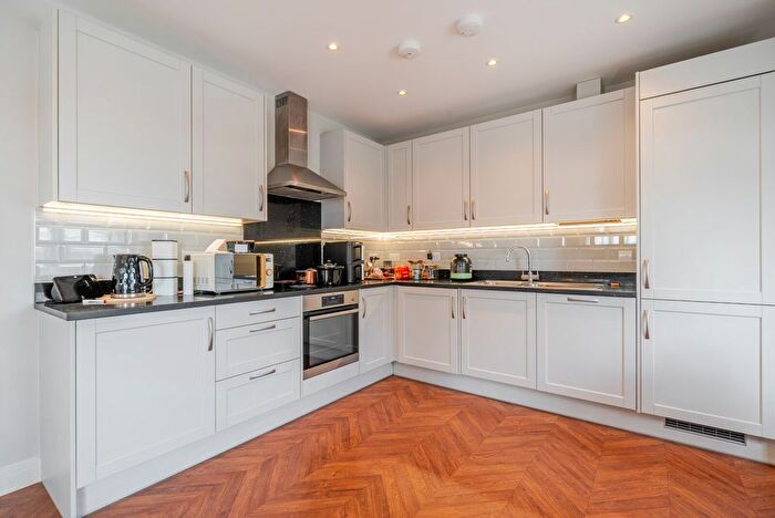 1 Bedroom Flat To Rent In High Street, Shepperton, Surrey, TW17