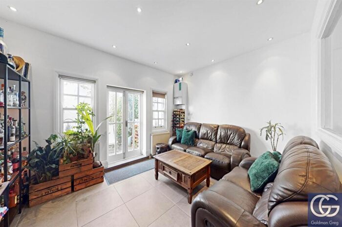 2 Bedroom Apartment To Rent In Cannon Street Road, London, E1