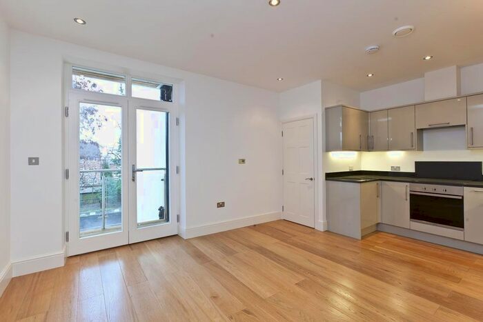 2 Bedroom Flat To Rent In Uxbridge Road, Kingston Upon Thames, KT1