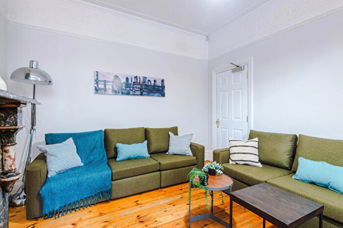 6 Bedroom Terraced House To Rent In Seely Road, Nottingham, NG7