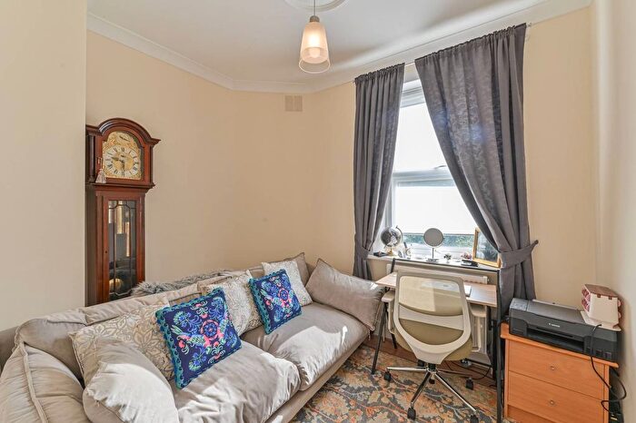 2 Bedroom Flat For Sale In Bavent Road, Camberwell, London, SE5