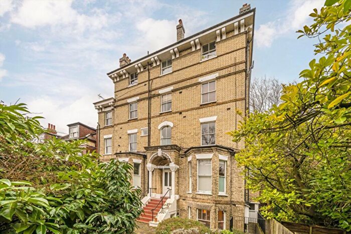 2 Bedroom Flat For Sale In The Avenue, Surbiton, KT5