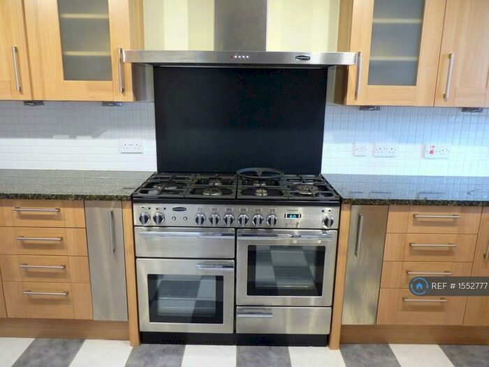 2 Bedroom Semi-Detached House To Rent In London, London, SE8