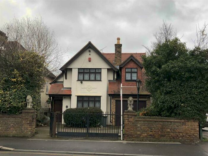 4 Bedroom Detached House To Rent In Gubbins Lane, Romford, RM3