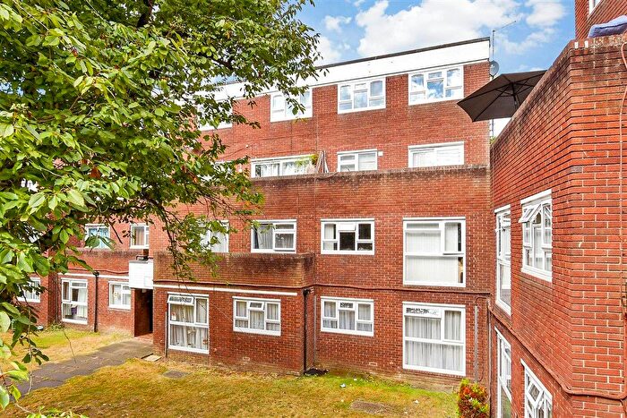 1 Bedroom Flat For Sale In Hazelmere Close, Leatherhead, Surrey, KT22