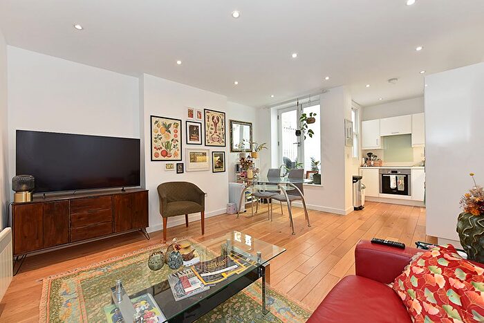2 Bedroom Flat For Sale In Accommodation Road, London, NW11