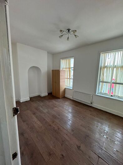 5 Bedroom Flat To Rent In Barking Road, E6