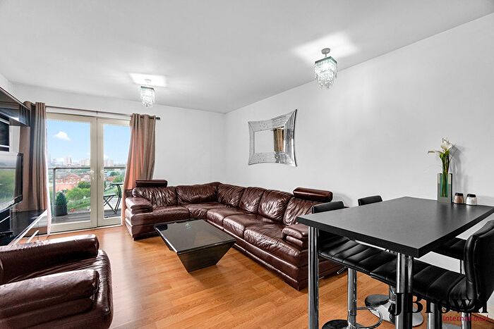 2 Bedroom Flat To Rent In Ashview Apartments, Woodberry Grove, London, N4