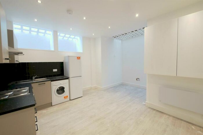 2 Bedroom Apartment To Rent In Evering Road, London, N16