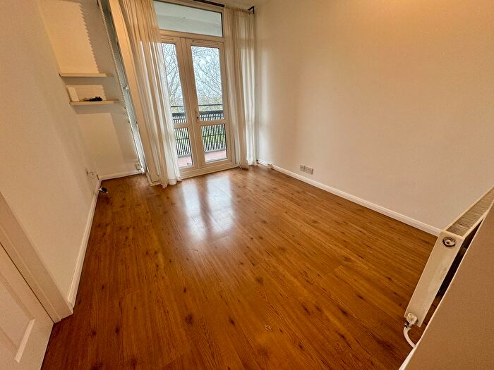 1 Bedroom Flat To Rent In Batman Close, White City Estate, London, W12