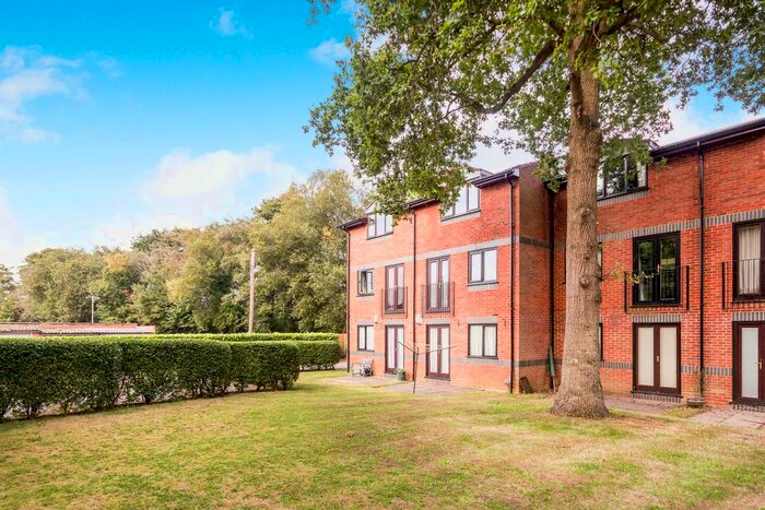 1 Bedroom Flat To Rent In Wayland Close, Bracknell, RG12