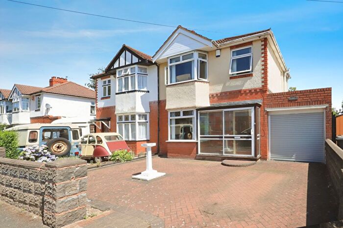 3 Bedroom Semi-Detached House For Sale In Plascom Road, Wolverhampton, West Midlands, WV1