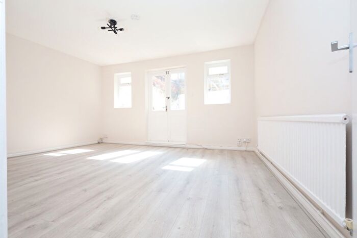 2 Bedroom Flat To Rent In Newington Green Road, London, N1