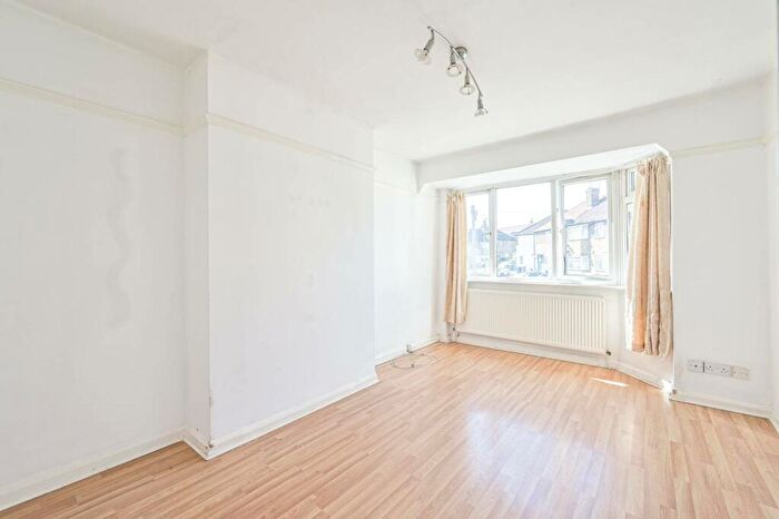 2 Bedroom Maisonette To Rent In Oakleigh Close, Whetstone, London, N20