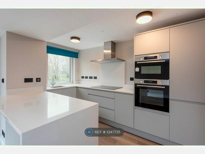 3 Bedroom Flat To Rent In The Drive, Hove, BN3