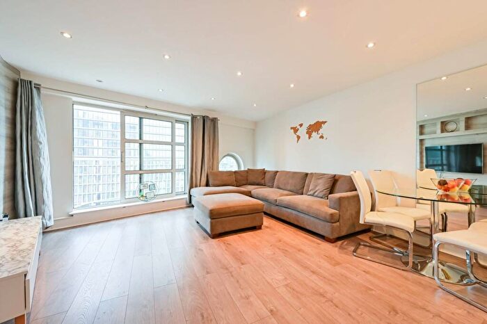 2 Bedroom Flat For Sale In Cascades Tower, , Docklands, London, E14