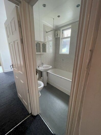 3 Bedroom Flat To Rent In Newport Road, London, E10