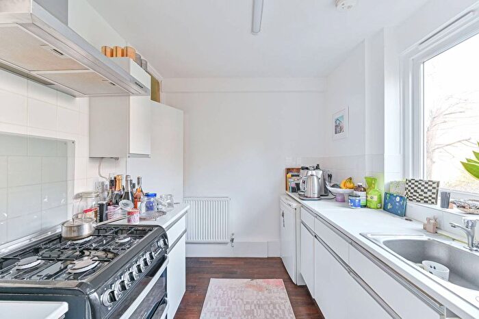 1 Bedroom Flat For Sale In Sandmere Road, Clapham North, London, SW4
