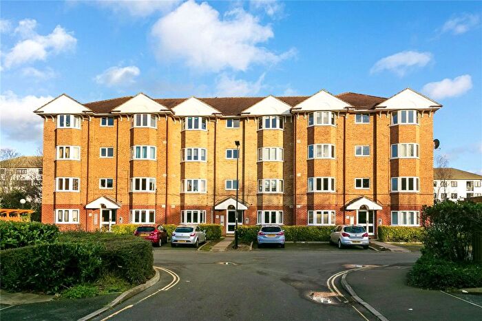 2 Bedroom Flat For Sale In Varsity Drive, Twickenham, TW1