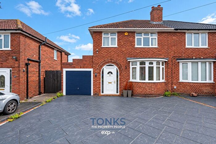 3 Bedroom Semi-Detached House For Sale In Willowsbrook Road, Halesowen, B62
